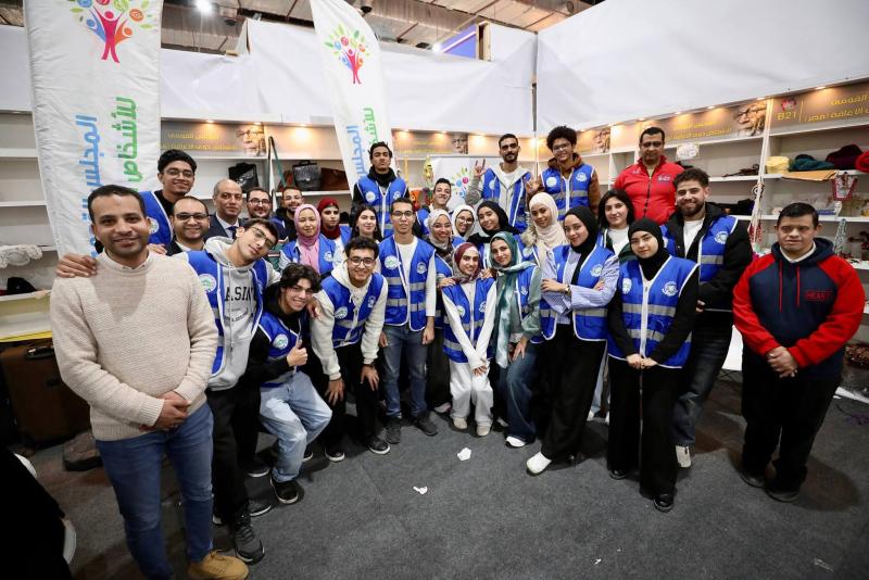 عقب انتهاء فعاليات معرض الكتاب..  - ”القومي للأشخاص ذوي الإعاقة” يُكرم 92 متطوعًا من جامعة مصر للعلوم والتكنولوجيًا ومترجمي لغة الإشارة