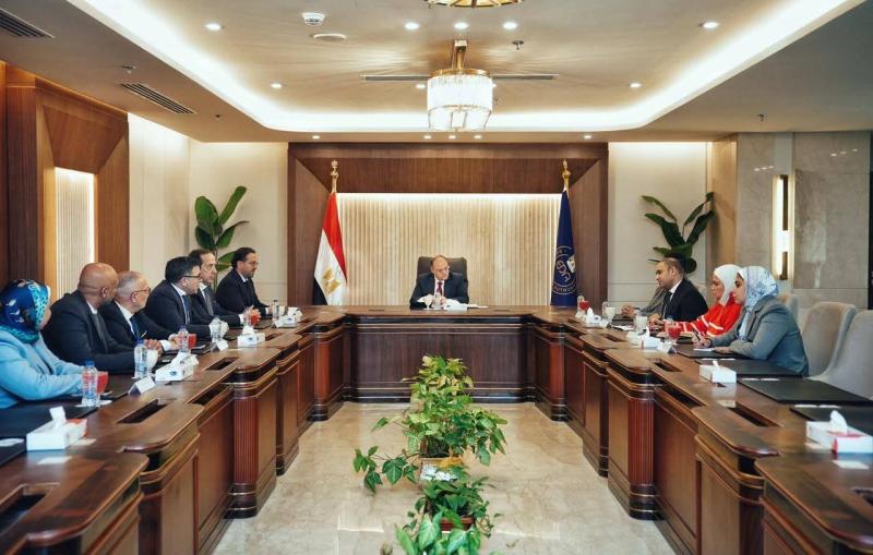 رئيس هيئة الدواء يبحث مع شركة أبوت خطط توطين الصناعة الدوائية في مصر