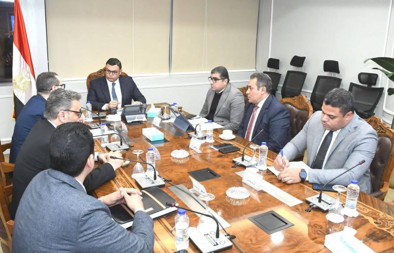 وزير الإسكان يعقد اجتماعًا لمتابعة ملفات عمل الهيئة العامة للتنمية السياحية