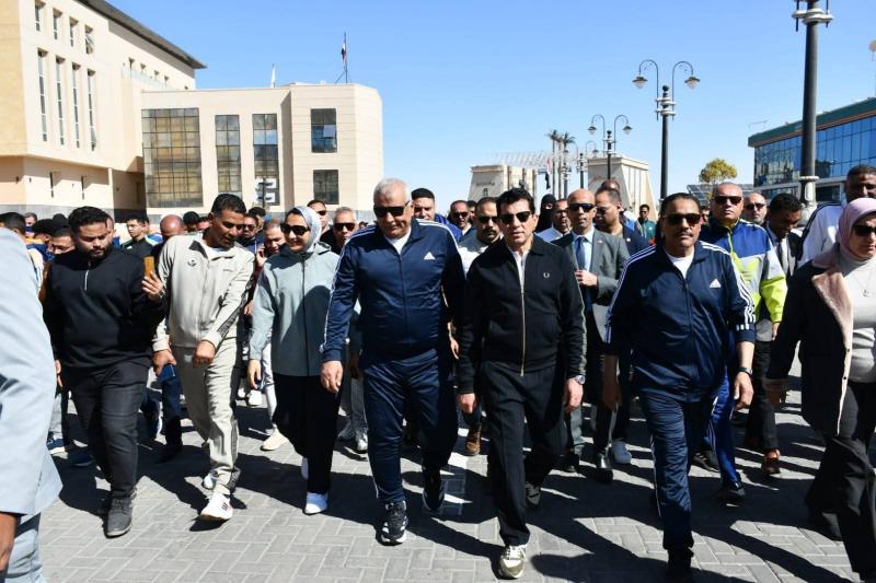 وزير الشباب والرياضة ومحافظا الوادي الجديد ومطروح يشهدون مسيرة «صحتك في المشي» ويفتتحون ملاعب رياضية جديدة بمجمع الخدمات الحكومية