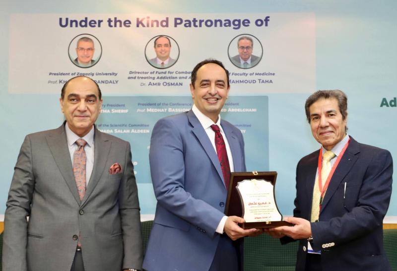 الدكتور عمرو عثمان مدير صندوق مكافحة الإدمان يستعرض نتائج تقييم برنامج الوقاية من أخطار المواد المخدرة بين طلاب المدارس والجامعات بالمؤتمر السنوي لجامعة الزقازيق