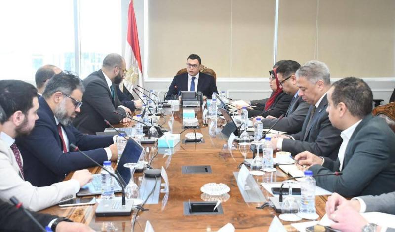 وزير الإسكان يتابع الإجراءات المتخذة لتدشين منصة تصدير العقار