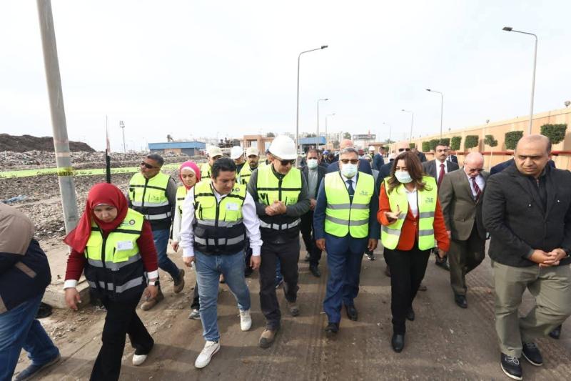 وزيرة التنمية المحلية والقائم بأعمال وزير البيئة ومحافظ الدقهلية يتفقدون مصنع معالجة وتدوير المخلفات بسندوب