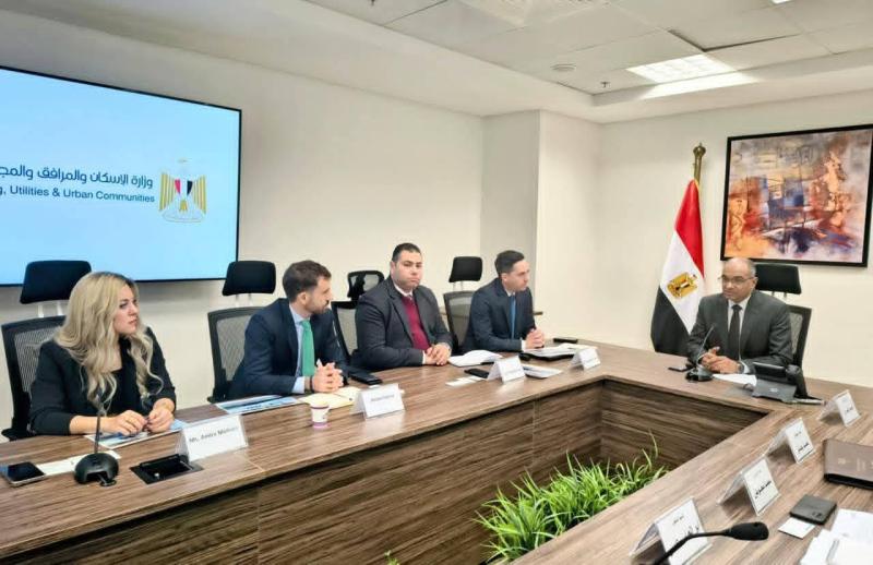 نائب وزير الإسكان يبحث مع تحالف شركتي ”ايميا باور” الإماراتية و ”كوكس واتر” الإسبانية فرص التعاون في مجال إنشاء وتشغيل محطات تحلية مياه البحر