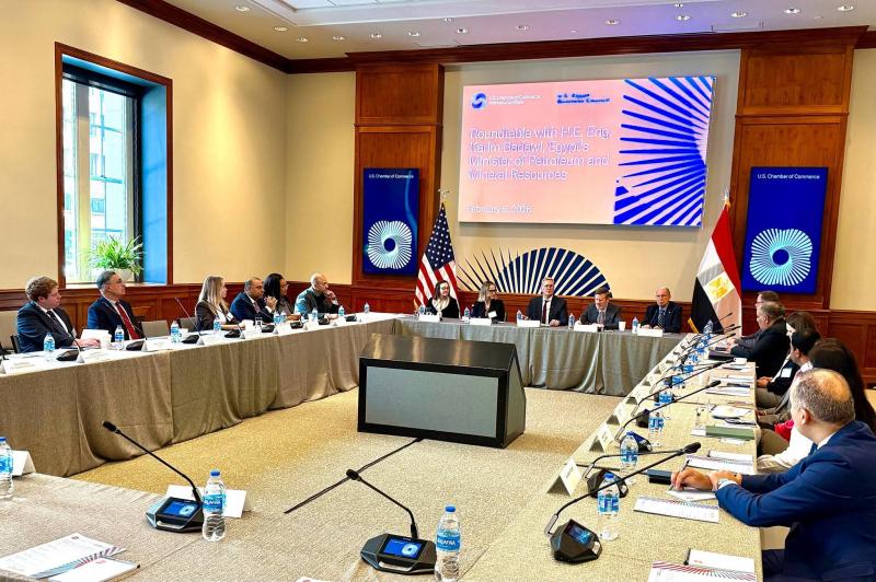 وزير البترول والثروة المعدنية يعقد لقاء مائدة مستديرة موسع مع ممثلي الشركات الأمريكية بغرفة التجارة