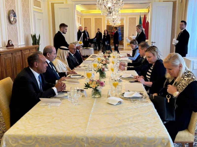 وزير الخارجية يبحث مع رئيس وزراء سلوفينيا التطورات الإقليمية والدولية إلى جانب وزراء خارجية السعودية والأردن والبحرين ووزير الدولة القطري للشئون الخارجية