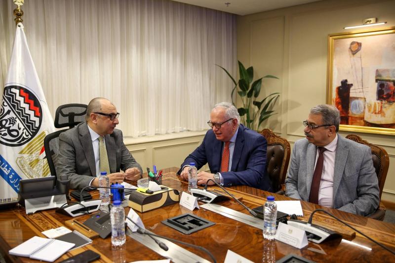 وزير قطاع الأعمال العام يبحث مع الاتحاد العام للمستثمرين الأفرو-آسيوي فرص الشراكة والاستثمار