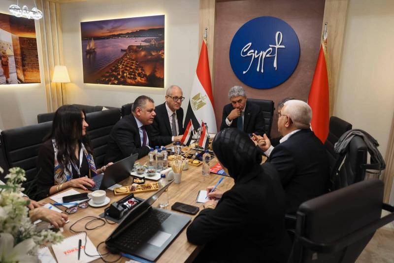 وزير السياحة والآثار يعقد اجتماعات مهنية مع عدد من أهم منظمي الرحلات وشركات السياحة التركية