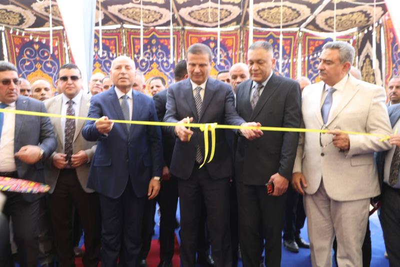 وزير الزراعة ومحافظ القاهرة يفتتحان معرض السلع والمنتجات الغذائية بميدان باب الشعرية بمناسبة شهر رمضان
