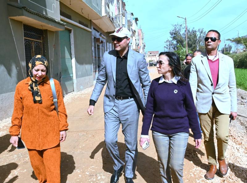محافظ البحيرة تُتابع ميدانياً أعمال رصف وتطوير عدد من شوارع شبراخيت بتكلفة تتجاوز ٤ ملايين جنيه