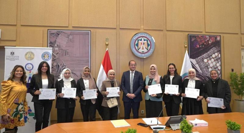 وزير المالية يكرم الشباب الفائزين في مسابقة «أكثر الأفكار الإبداعية لموازنة المواطن»