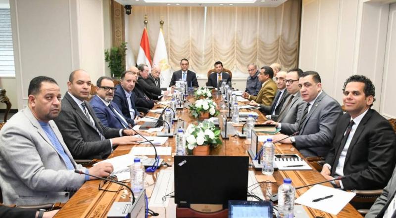 وزير الشباب والرياضة يلتقي بالمجلس العلمي للرياضة المصرية*
