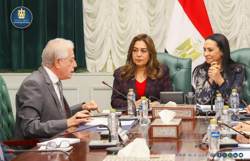 بحث إقامة مهرجان موسع للحرف التراثية بالمحافظات تنفيذًا للتوجيهات الرئاسية