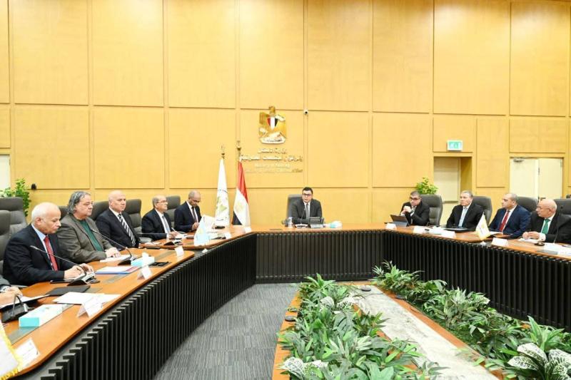 وزير الإسكان يترأس اجتماع لجنة السياسات للشركة القابضة لمياه الشرب والصرف الصحي