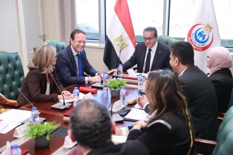 نائب رئيس الوزراء وزير الصحة يستقبل السفير الإسباني لبحث تعزيز التعاون الصحي