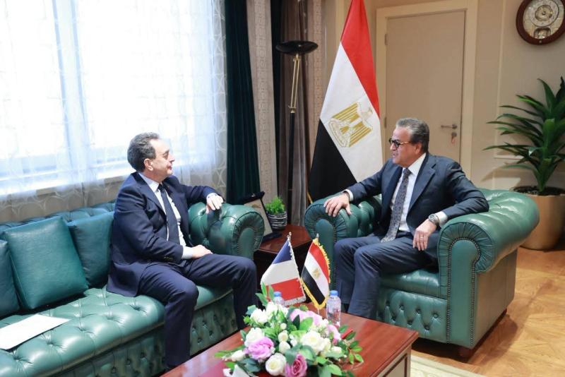 نائب رئيس الوزراء وزير الصحة يستقبل السفير الفرنسي لبحث تعزيز التعاون الصحي