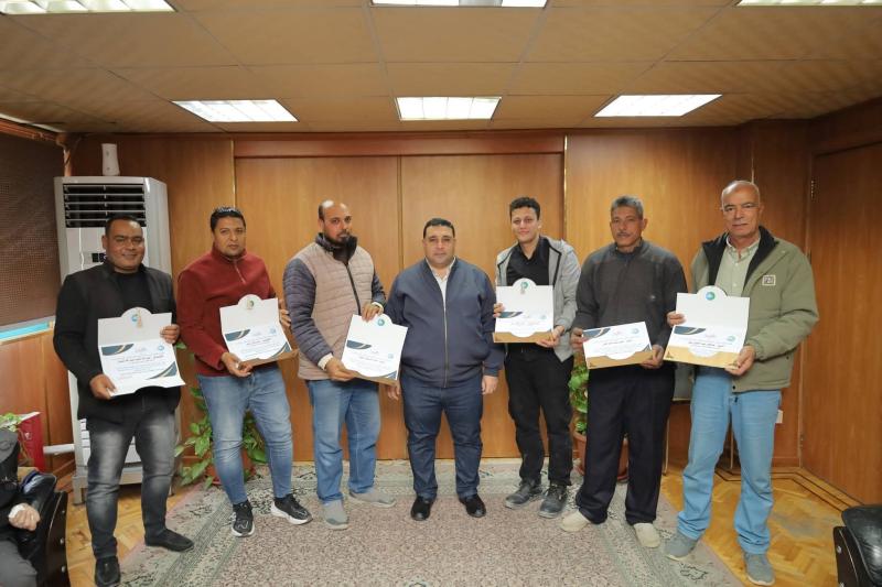 رئيس شركة مياه البحيرة يكرم العاملين بمحطة مياه الحرير الصناعي تقديرًا لجهودهم في ضمان جودة مياه الشرب