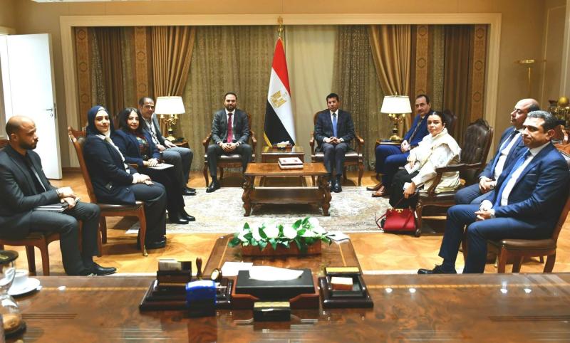 *وزير الشباب والرياضة يناقش خطة تشغيل المدرسة الدولية الرياضية