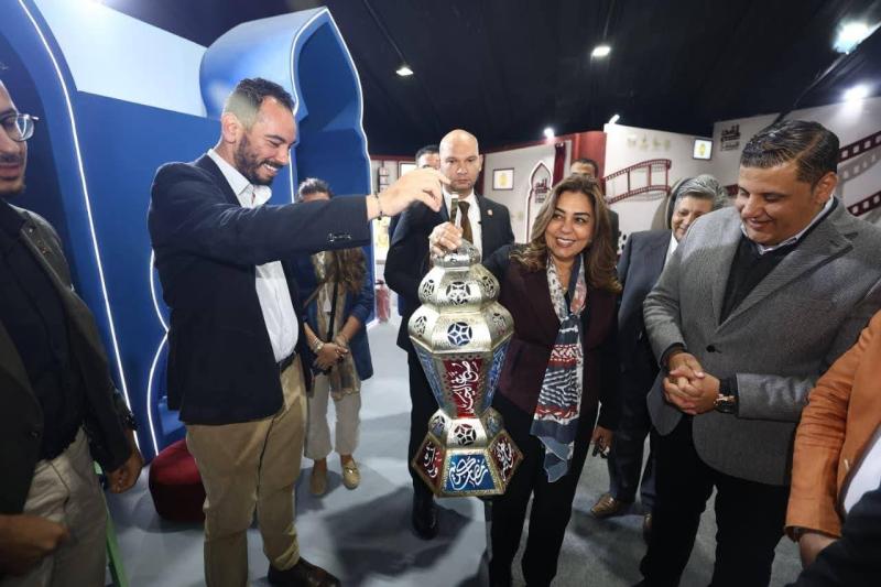 وزيرة التنمية المحلية تتفقد مبادرة ”المنفذ” ” كل يوم حكاية” لمؤسسة (صناع الخير للتنمية ) وتتابع عمليات تعبئة وتغليف كراتين شهر رمضان المبارك