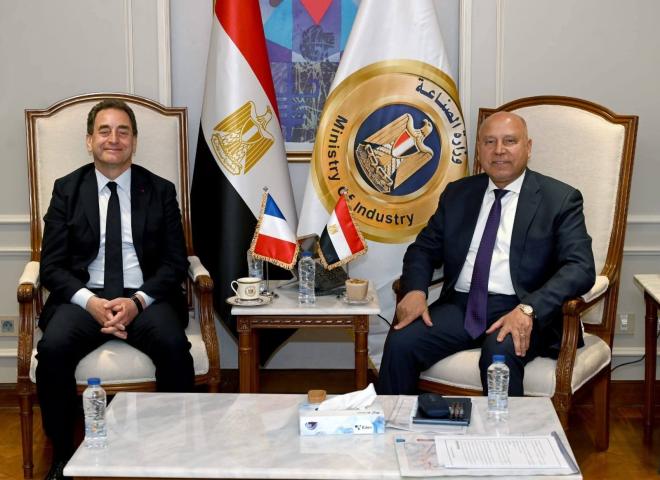 نائب رئيس مجلس الوزراء للتنمية الصناعية وزير الصناعة والنقل يبحث مع السفير الفرنسي آخر مستجدات مشروعات النقل المشتركة الجاري تنفيذها
