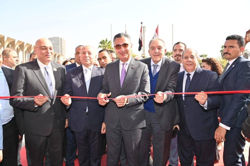 الدكتور شريف فاروق وزير التموين والتجارة الداخلية والدكتور إبراهيم صابر محافظ القاهرة  يفتتحان معرض ”أهلاً رمضان” الرئيسي بمدينة نصر