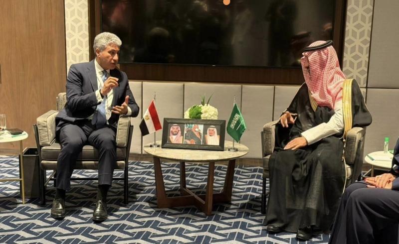 وزير السياحة والآثار يبحث مع وزير السياحة السعودي سبل تعزيز التعاون بين البلدين في مجال السياحة