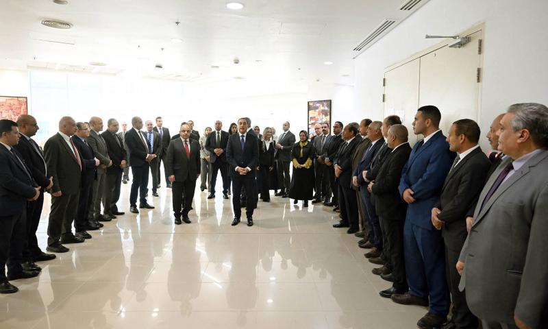 في أول ساعة عمل بعد حلف الوزراء الجدد اليمين الدستورية:  رئيس الوزراء يمر على الموظفين بجميع قطاعات مجلس الوزراء ويقدم الشكر على جهودهم المبذولة ويطلب المزيد من الجهد في الفترة القادمة