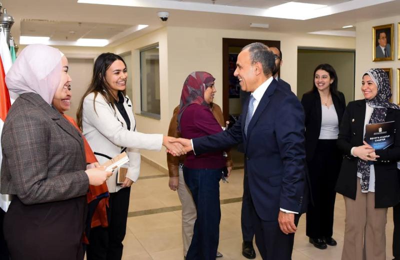 وزير الخارجية يتفقد سير العمل بقطاع التعاون الدولي ويؤكد على التكامل بين الملفات السياسية والاقتصادية