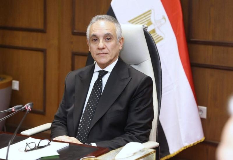 بعد أدائه اليمين الدستورية..  وزير العدل يصل إلى مقر الوزارة ويباشر مهام عمله بالاجتماع مع مساعديه