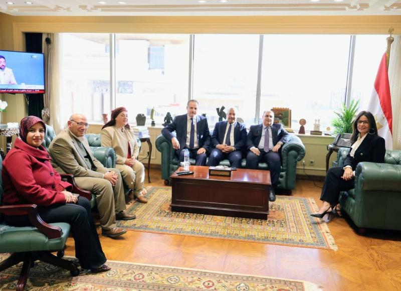في ساعات العمل الأولى بعد حلف اليمين الدستوري..  وزيرة الثقافة تلتقي قيادات الوزارة والعاملين بها بالعاصمة الجديدة