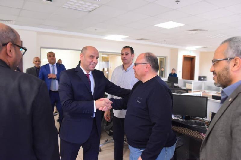 بعد أدائه اليمين الدستورية أمام الرئيس السيسي..  وزير العمل حسن رداد للعاملين بالوزارة: ”أنا واحد منكم ..وسنعمل بروح الفريق الواحد