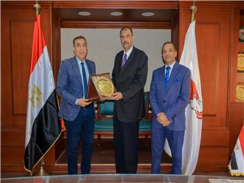 محافظ سوهاج يستقبل رئيس الخدمات البيطرية لمتابعة افتتاح مركز التلقيح الصناعي بطهطا