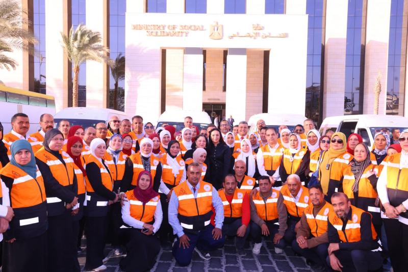 وزيرة التضامن الاجتماعي تشهد اصطفاف فرق التدخل السريع والهلال الأحمر المصري لتعزيز سرعة الاستجابة لحالات الأطفال والكبار بلا مأوى