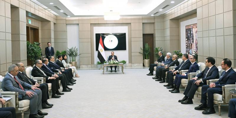 بحضور الوزراء الجُدد:  رئيس الوزراء يُكرم الوزراء السابقين .. ويؤكد: نستكمل ما بناه السابقون .. وهدفنا جميعًا خدمة المواطن