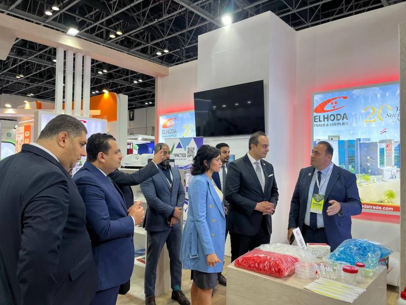 رئيس هيئة الرعاية الصحية يتفقد الجناح المصري بمعرض WHX لدعم الشركات المصرية العاملة في مجالات المعامل والأجهزة والمستلزمات الطبية