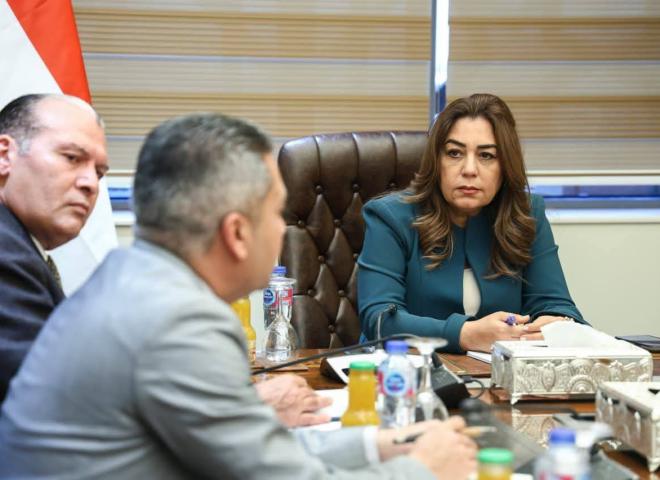 وزيرة التنمية المحلية والبيئة تعقد اجتماعاً مع عدد من قيادات الوزارة لمتابعة بعض الملفات