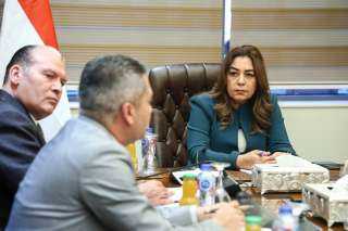 وزيرة التنمية المحلية والبيئة تعقد اجتماعاً مع عدد من قيادات الوزارة لمتابعة بعض الملفات