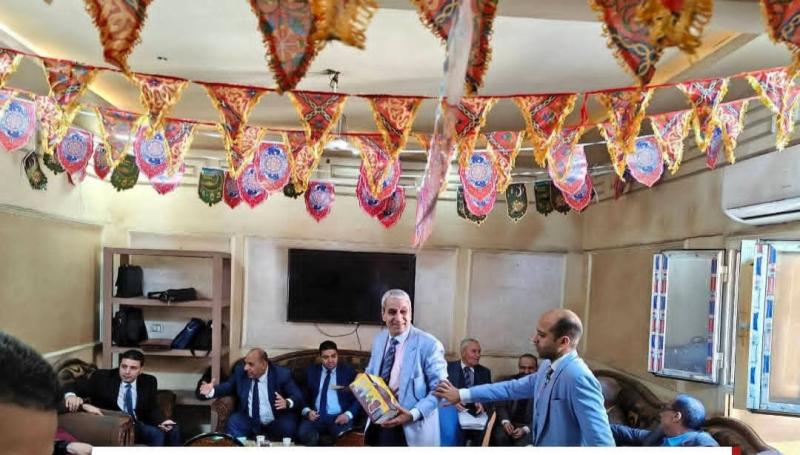 رمضان في مصر حاجة تانية … محامٍ مسيحي يعلّق زينة رمضان ويوزع الحلوى داخل مقر نقابة المحامين بسوهاج احتفالًا بالشهر الكريم
