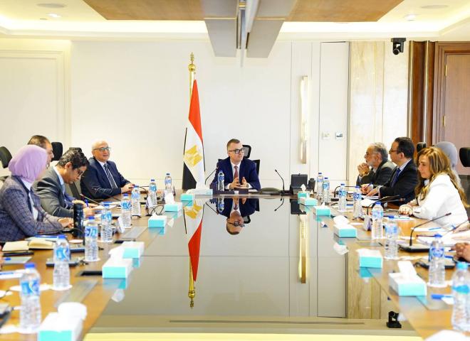 وزير التخطيط والتنمية الاقتصادية يعقد اجتماعًا مع قيادات الوزارة لمتابعة موقف الخطة السنوية