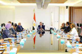 وزير التخطيط والتنمية الاقتصادية يعقد اجتماعًا مع قيادات الوزارة لمتابعة موقف الخطة السنوية