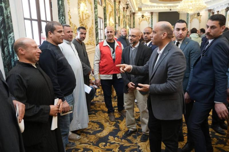 وزير العمل يتفقد اختبارات 2800 عامل من المرشحين لموسم الحج على مهنة ”جزار”