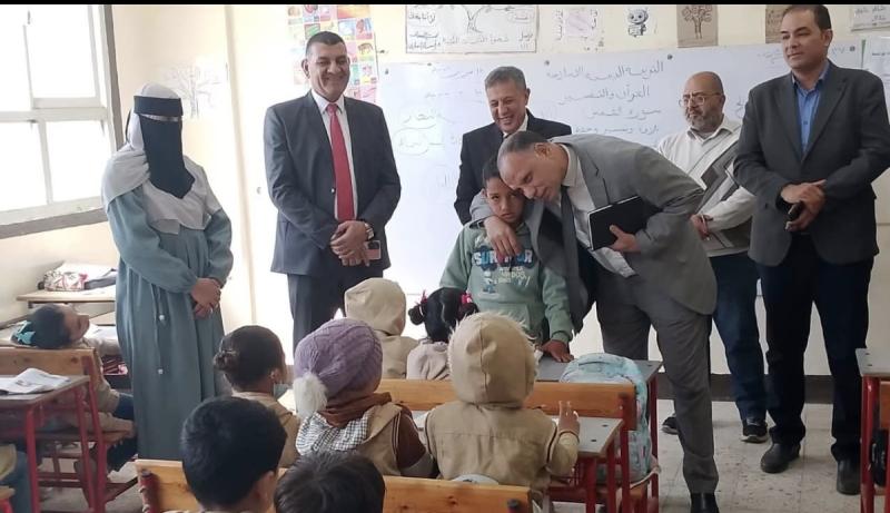 مساعد الوزير لشؤن الإمتحانات ومدير تعليم البحيرة فى جولة تفقدية على عدد من مدارس إدارة مركز دمنهور التعليمية
