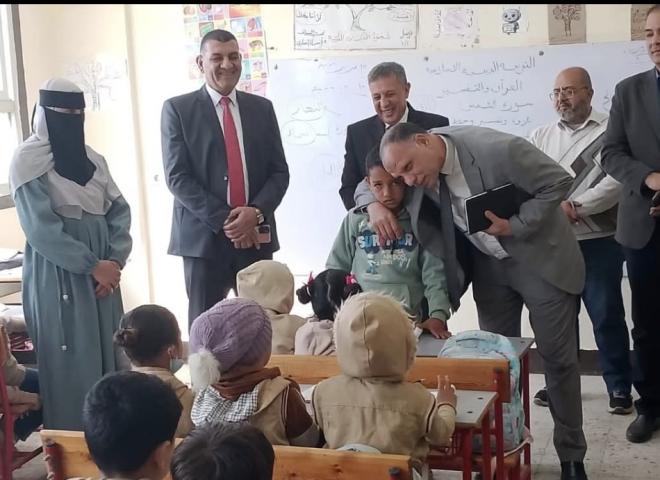 مساعد الوزير لشؤن الإمتحانات ومدير تعليم البحيرة فى جولة تفقدية على عدد من مدارس إدارة مركز دمنهور التعليمية