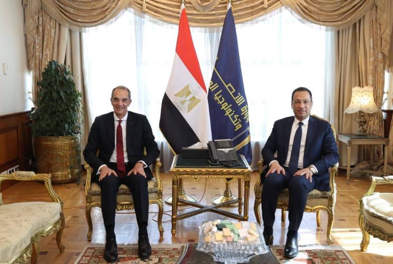 المهندس رأفت هندي وزير الاتصالات وتكنولوجيا المعلومات يستقبل الدكتور عمرو طلعت وزير الاتصالات السابق ويبحث معه أبرز ملفات العمل بالوزارة.