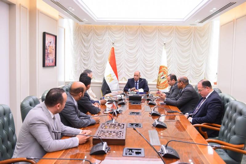 وزير العمل خلال لقاء مع ممثلي نقابتي النقل والمواصلات والإسعاف