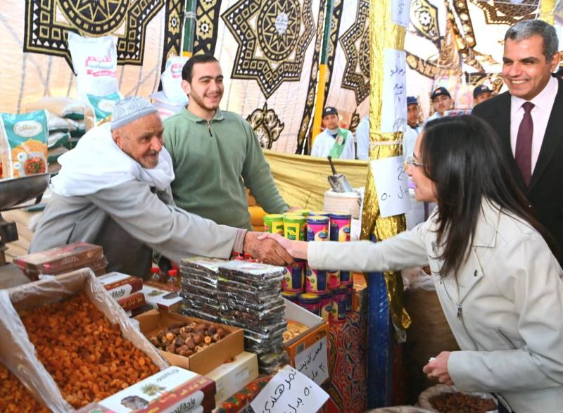 إستمراراً لإفتتاح سلسلة معارض” أهلاً رمضان”  ..  محافظ البحيرة تفتتح معرض حوش عيسى لتوفير السلع بأسعار مخفضة