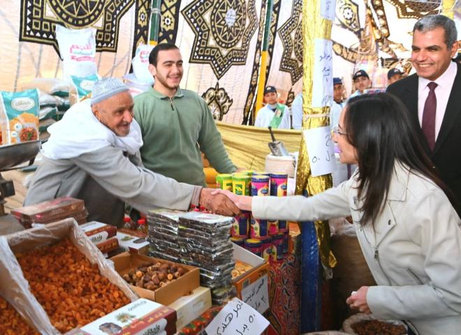 إستمراراً لإفتتاح سلسلة معارض” أهلاً رمضان”  ..  محافظ البحيرة تفتتح معرض حوش عيسى لتوفير السلع بأسعار مخفضة