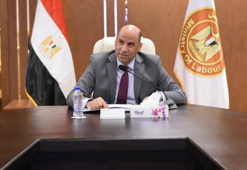 وزير العمل يلتقي القيادات التنفيذية للوزارة في أول اجتماع منذ توليه ”الحقيبة”