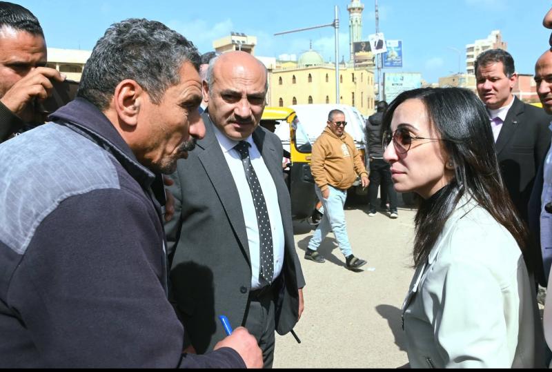 محافظ البحيرة تتابع أعمال إعادة الهيكلة الشاملة لعدد من المحاور المرورية الحيوية داخل المدينة