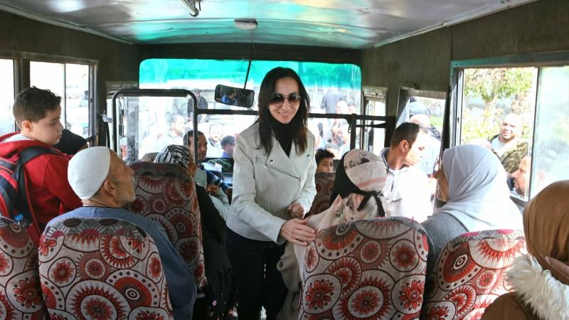 الدكتورة/ جاكلين عازر تتابع منظومة النقل الداخلي وتستقل احد مركباتها بإيتاي البارود وتهنئ الركاب بحلول الشهر الكريم وتستمع لشكواهم ومتطلباتهم